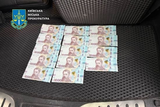 Допомагав водіям складати іспити: поліція викрила схему заробляння на учнях автошколи в Києві (фото)