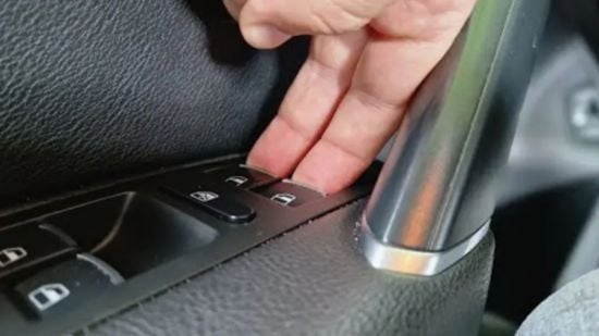 Навіщо треба затискати дві кнопки склопідіймача: функція, про яку мало хто знає