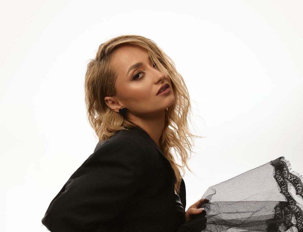 "Мирні ночі, ясні дні": емоційний музичний дует TINA PETRIV із піаністом-віртуохом Євгеном Хмарою