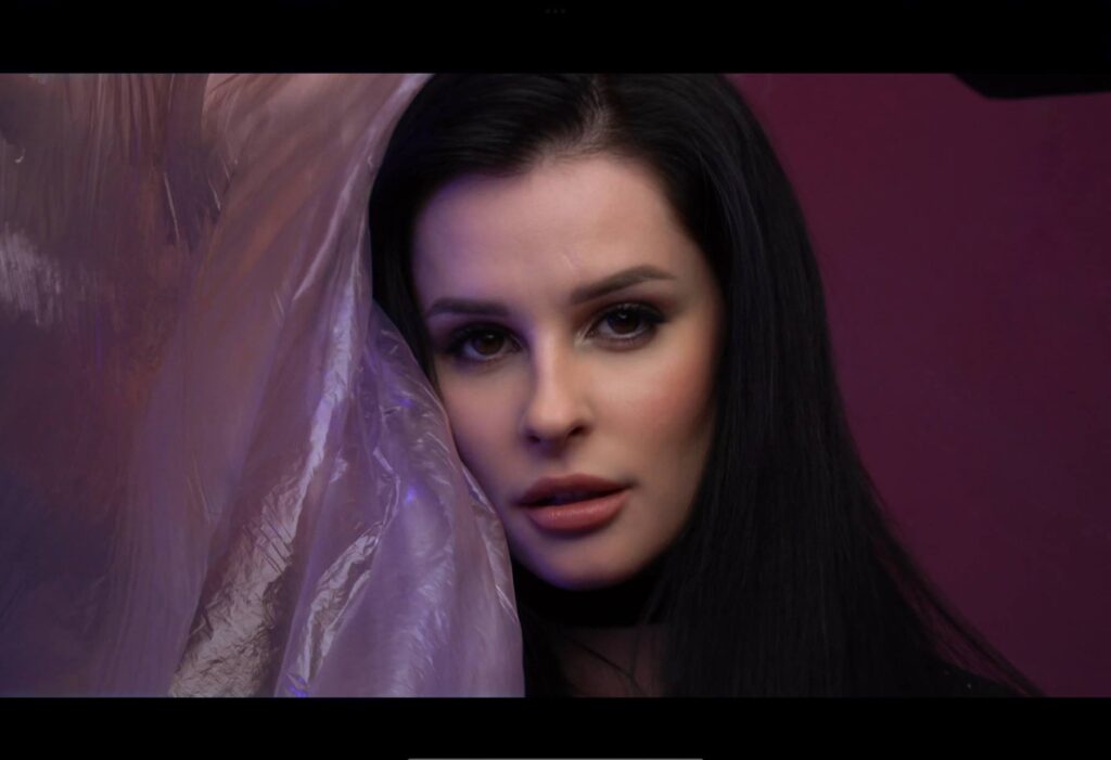 Звернення до всіх жінок: Вікі Роуз презентує пісню “Аб’юз” Звернення до всіх жінок: Вікі Роуз презентує пісню “Аб’юз”