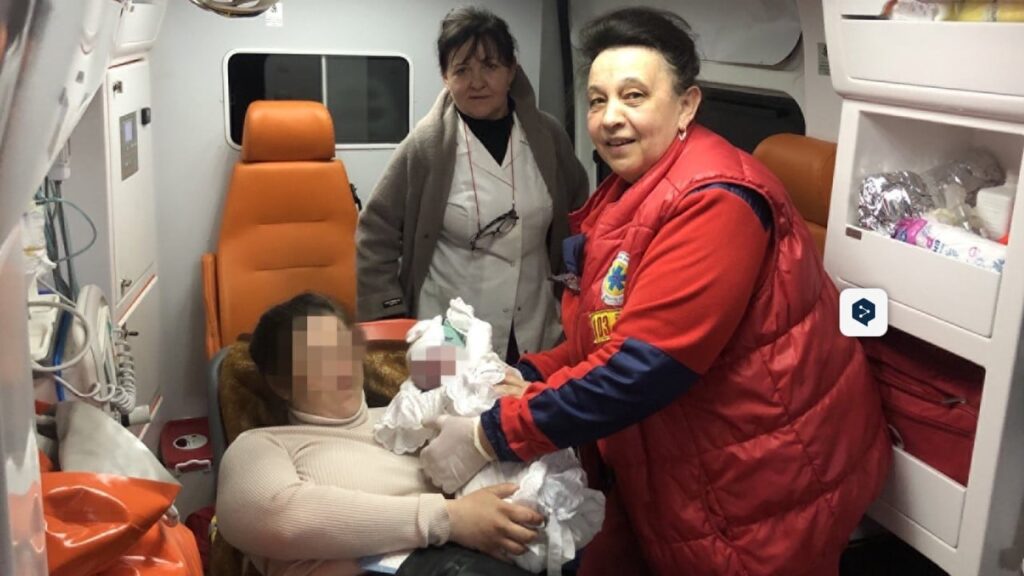 Народила у машині: на Закарпатті медики швидкої прийняли пологи в 25-річної жінки