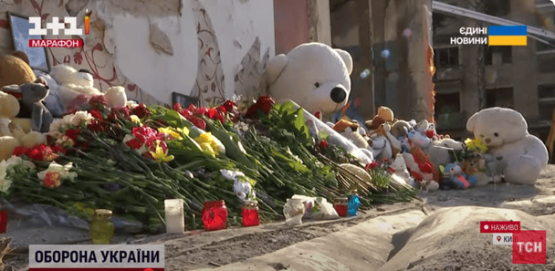 Удар по Києву: на місце ракетного обстрілу люди несуть квіти та іграшки - яка ситуація (фото, відео)
