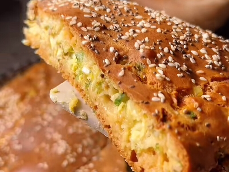 Заливний пиріг із консервованим тунцем, яйцями й зеленою цибулею: змішав усе – і в духовку!