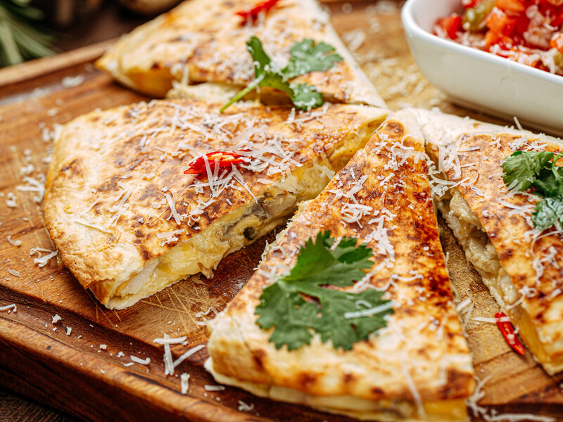 "Коли лінь морочитися з піцою, цей рецепт завжди виручає". Швидкий закусочний пиріг