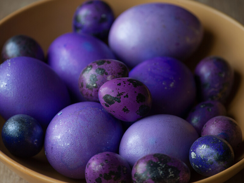 Зваріть яйця у цій суміші без хімії, щоб отримати блискучі пурпурові крашанки