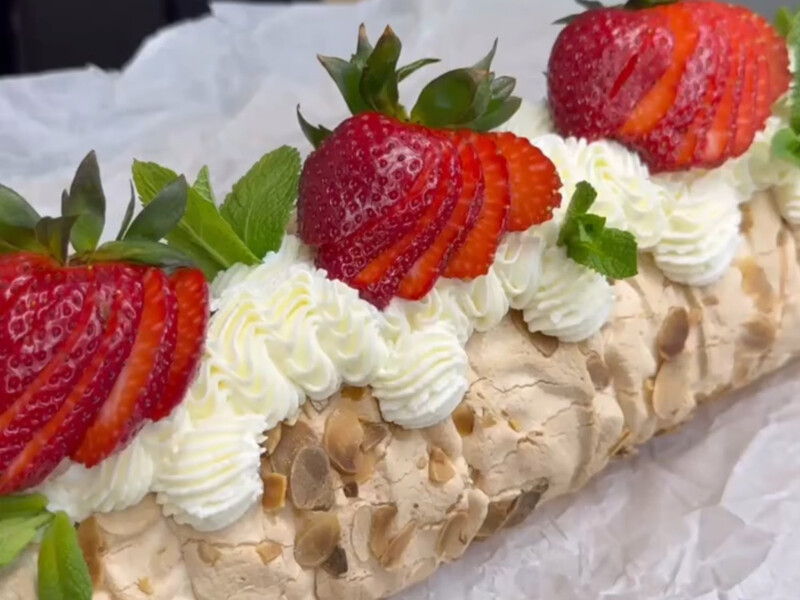 "Поєднання хрусткої меренги й ароматної вишні". Рецепт меренгового рулету з кремом і ягодами