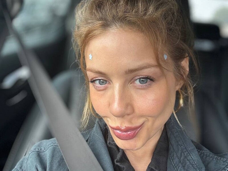 Тіна Кароль у червоному комбінезоні похвалилася новою асаною