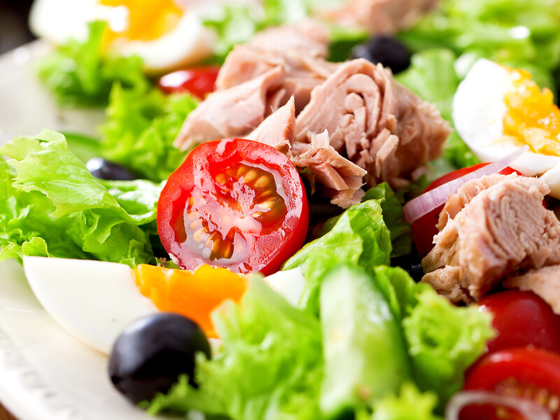 Залийте його гірчично-медовою заправкою на йогуртовій основі. Салат із консервованим тунцем