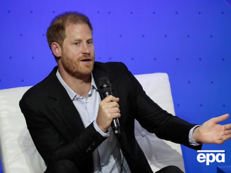 Принц Гаррі повернувся до Лондона й постав перед судом. Відео