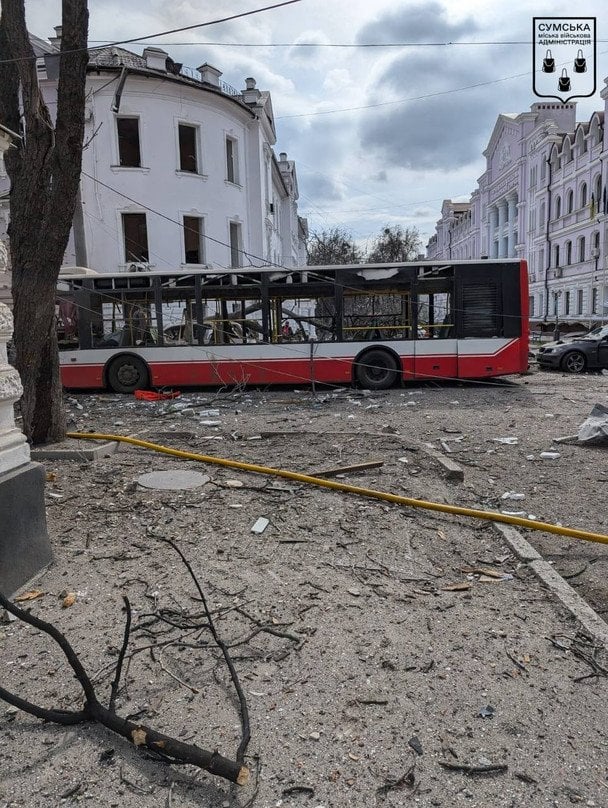 Удар по Сумах: 13-річний хлопчик вистрибнув у вікно палаючого автобусу і врятував життя іншим Удар по Сумах: 13-річний хлопчик вистрибнув у вікно палаючого автобусу і врятував життя іншим