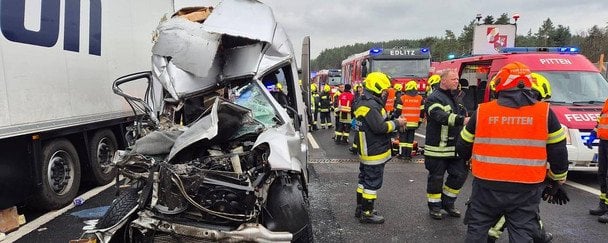 В Австрії мікроавтобус з українцями врізався у вантажівку, є загиблі (фото)