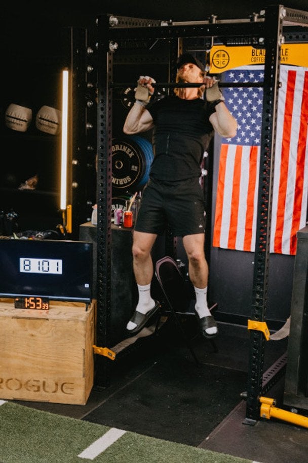 Чоловік встановив новий рекорд підтягування за 24 години: кількість шокує