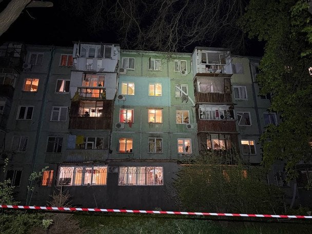 В Одесі мешканці оговтуються від шоку після атаки дронів: чимало квартир пошкоджено
