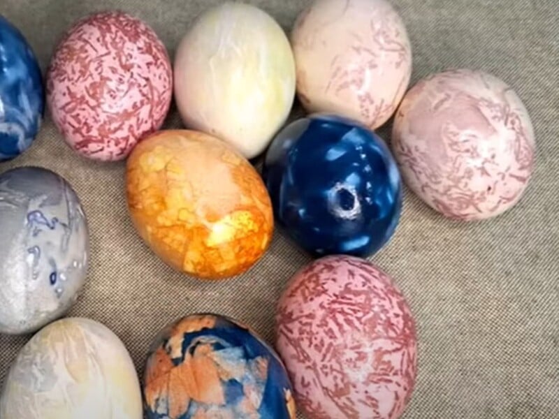 Нагрійте це на сковороді – й вийдуть ефектні крашанки. Простий спосіб пофарбувати яйця на Великдень