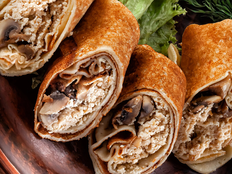 "Вони виходять дуже ситними й соковитими". Тонкі ніжні налисники з куркою й грибами