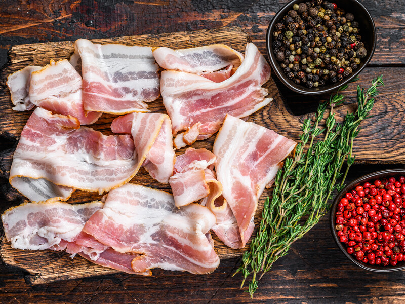 "Ніжне сало, яке тане в роті". Засоліть його в банці із часником і спеціями – й уже завтра смакуватимете