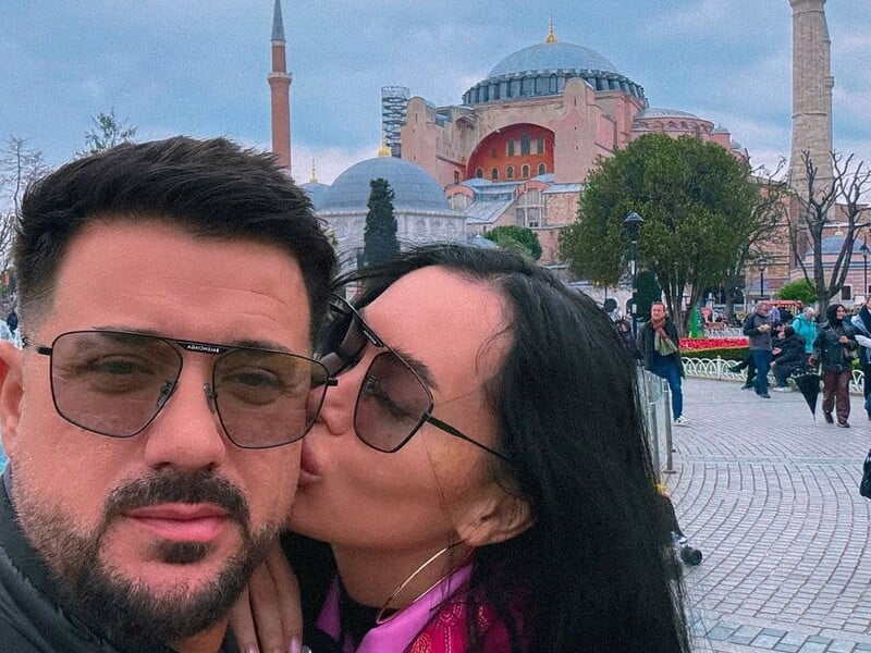 47-річний Налчаджиоглу показав романтичну прогулянку Барселоною із 32-річною коханою. Фото