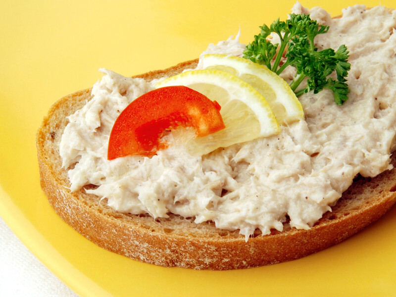 Смачна кремова намазка зі шпротів – за один крок. Рецепт