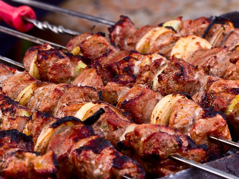 Додайте це в маринад – і вже за годину м'ясо можна смажити. Лайфхак, як швидко замаринувати шашлик