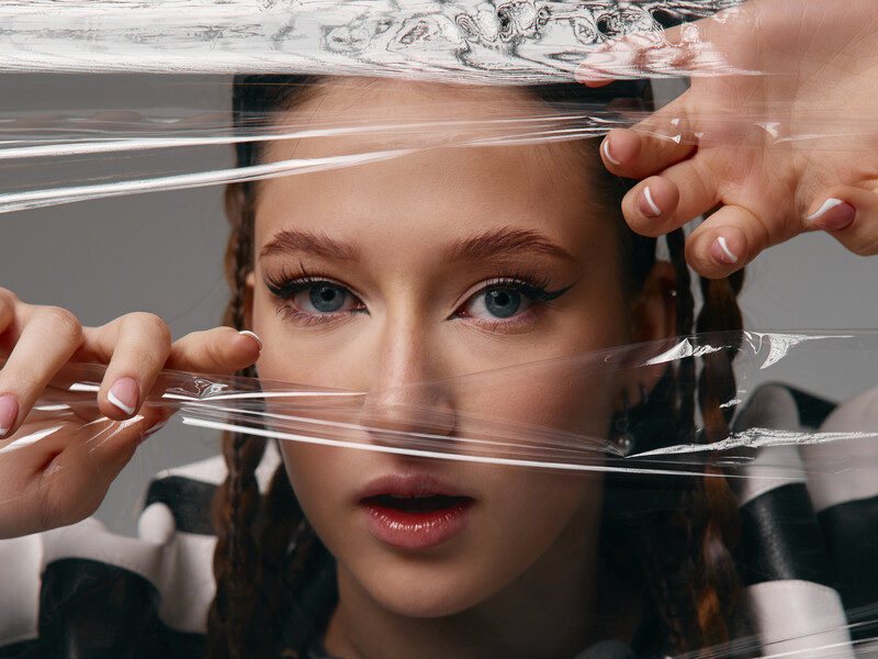 "Біль кожного українця, який змушений покинути дім". Rony презентувала пісню і кліп, знятий у Берліні