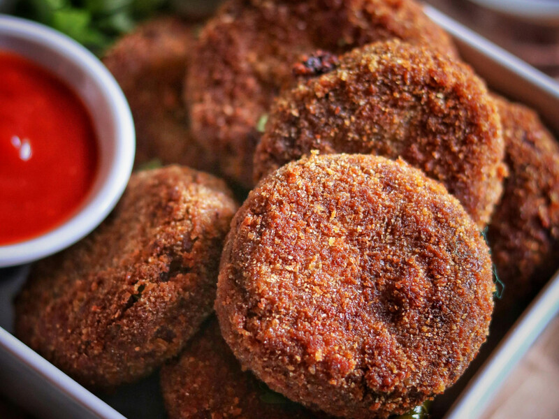 "Кожну м'ясну кульку обгорніть картопляною масою". Соковиті котлети "в шубі"