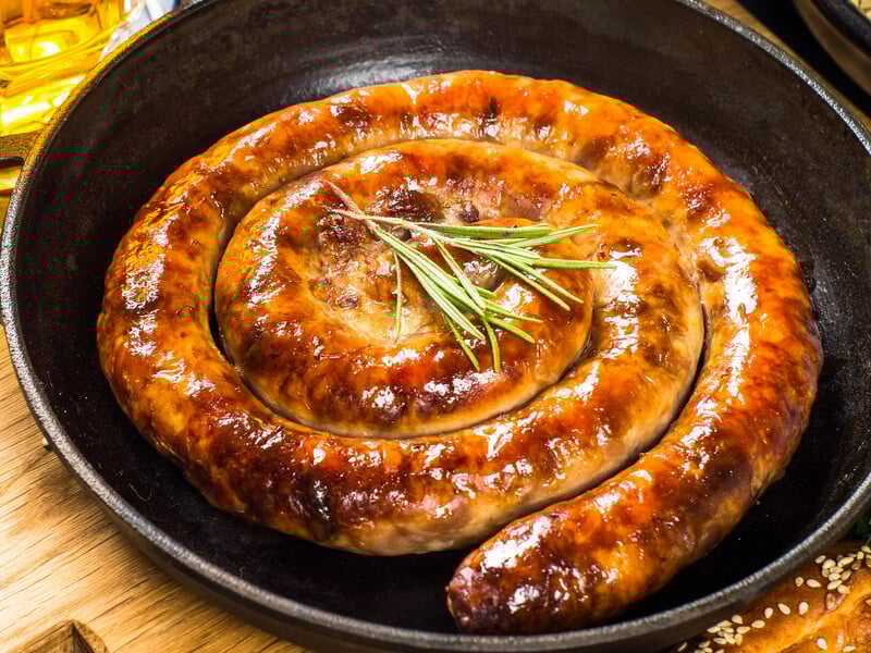 Додайте це до м'яса – і домашня ковбаса вийде найсмачнішою. Простий і перевірений рецепт