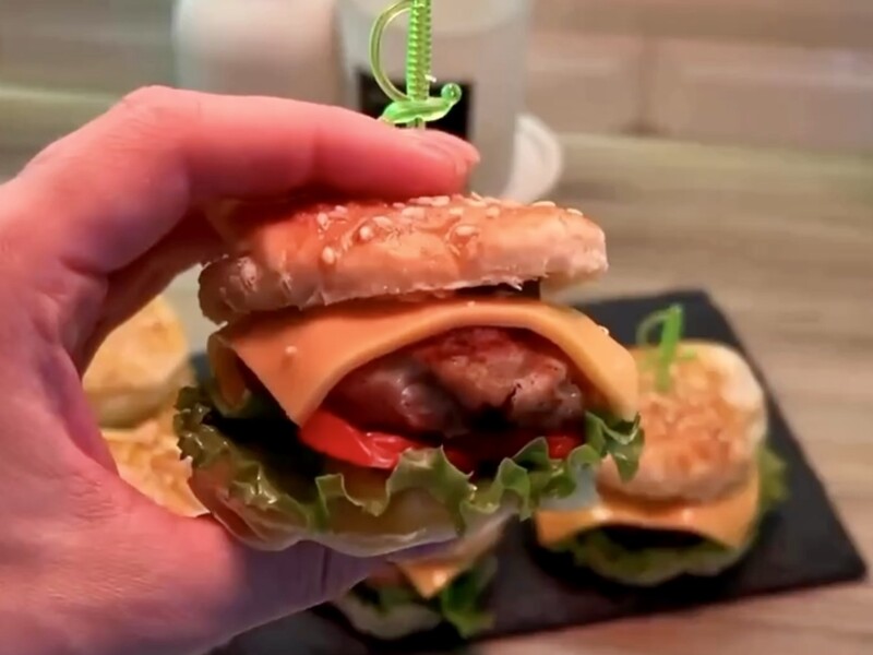 На кружечки викладіть соус, салат і котлету. Мінібургери з готового листкового тіста