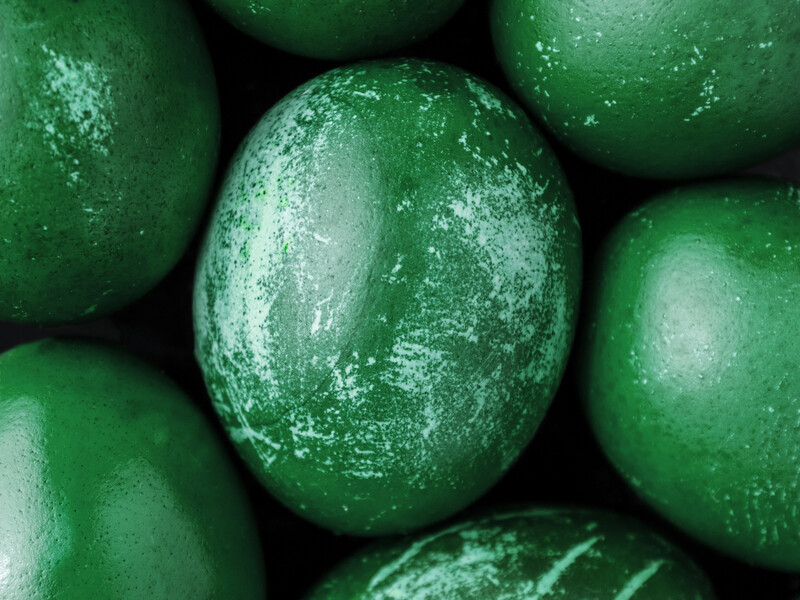 Змішайте два натуральні інгредієнти, щоб отримати "нереально красиві" зелені крашанки