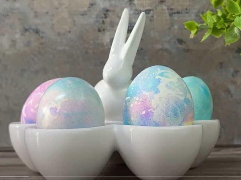 Знадобляться фломастери та серветки. Бюджетний і зовсім "не хімозний" метод фарбування великодніх яєць