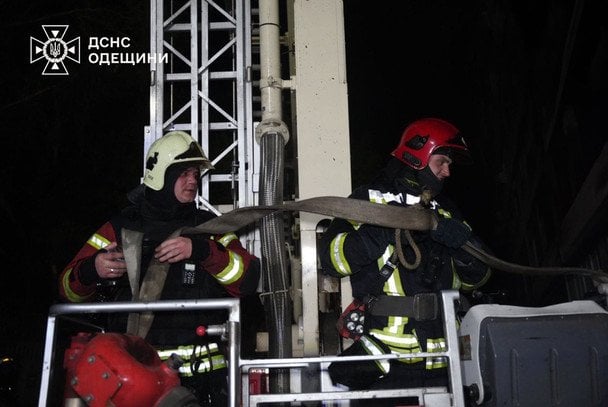 Потужна атака ворога на Одесу: пошкоджені навчальний заклад та транспорт