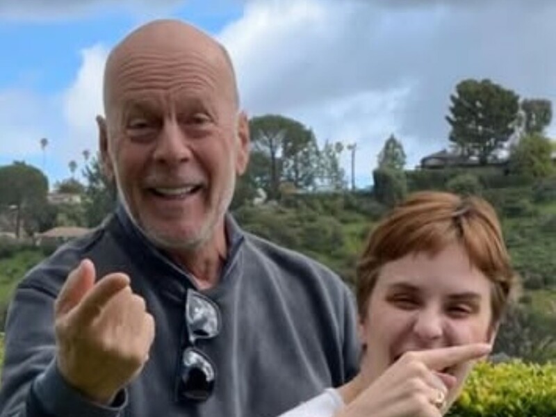 Дочка Вілліса показала фото батька у перуці з бігуді й розповіла про його традицію на день народження