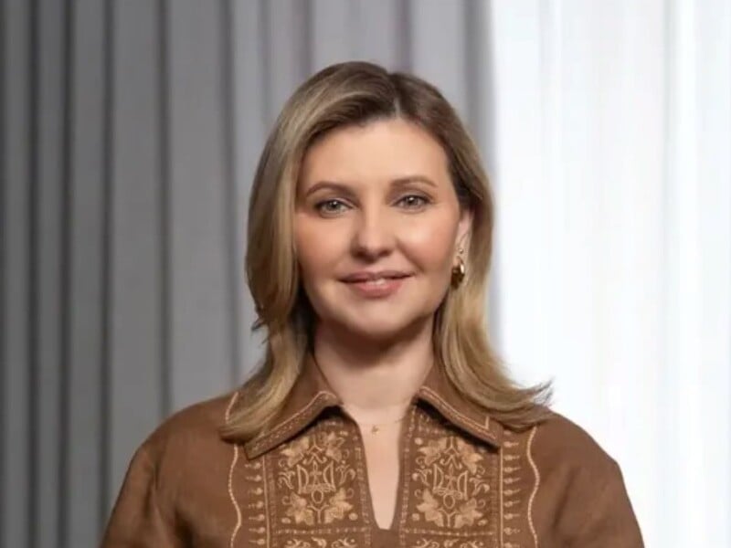 Зеленська в темно-синьому костюмі прилетіла у ПАР із чоловіком. Новий образ першої леді України