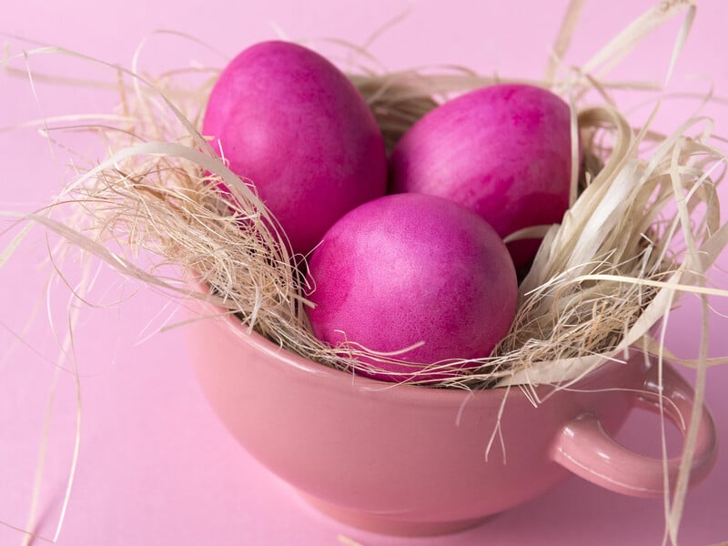 Додайте цей натуральний інгредієнт у воду, щоб отримати виразні рожеві крашанки на Великдень