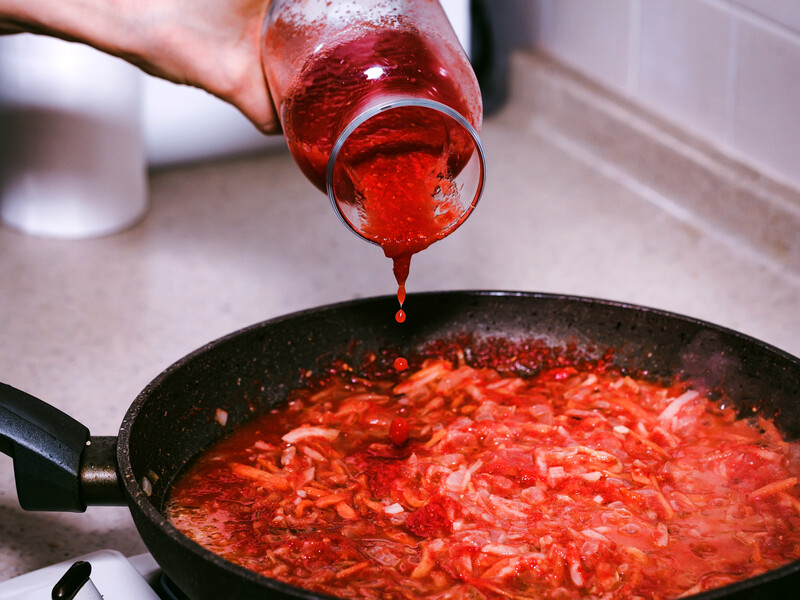 Без додавання оцту й стерилізації – заправка для борщу, яка зберігається без холодильника