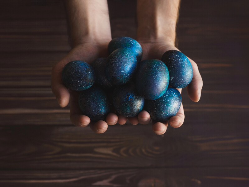 Насичені сині крашанки без хімії можна отримати не тільки завдяки каркаде. Лайфхак