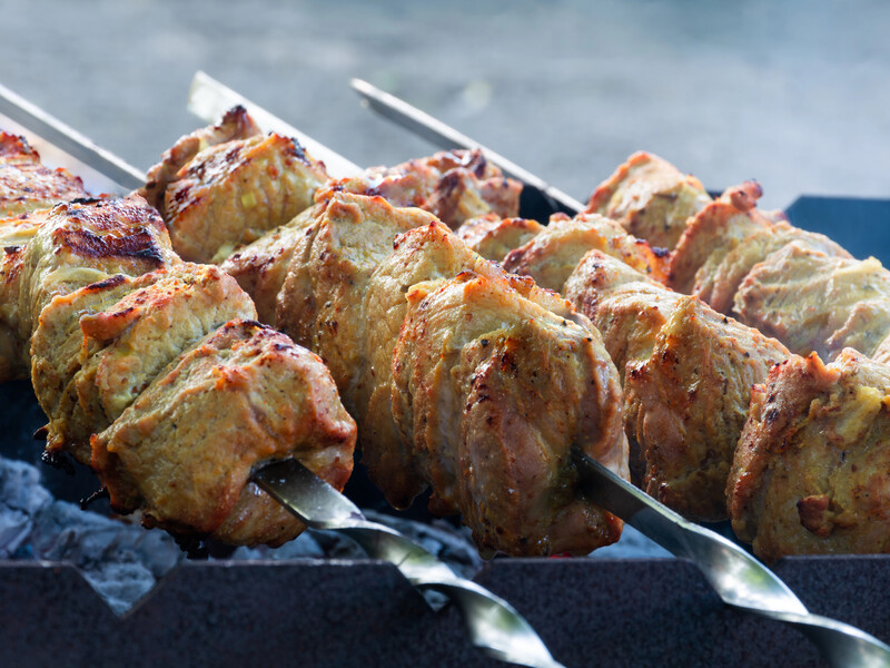 Змішайте ці три компоненти – і шашлик вийде м'яким і смачним. Секрет ідеального маринаду