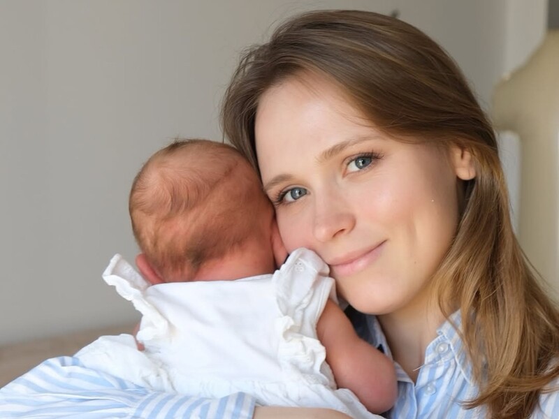 "Щодня тану в цих солодких обіймах". Кошмал за місяць після пологів показала свою доньку. Фото