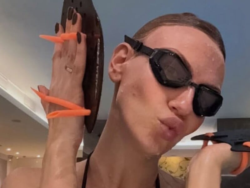 Нікітюк у чорному бікіні показала тренування в басейні