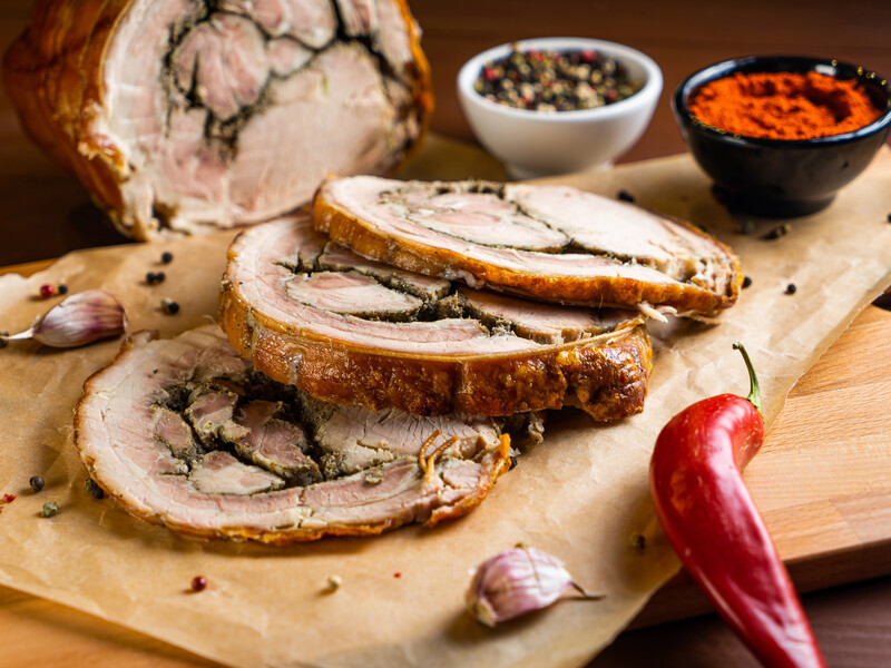 "Смачно так, що за щоки не відтягнеш". Великодній запечений рулет зі щоковини