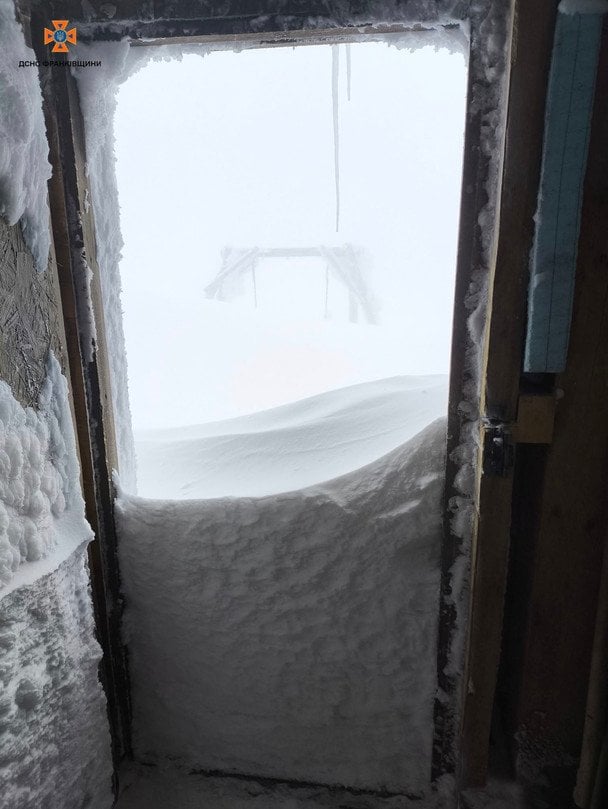 У Карпатах намело метр снігу: рятувальники попередили про небезпеку (фото)