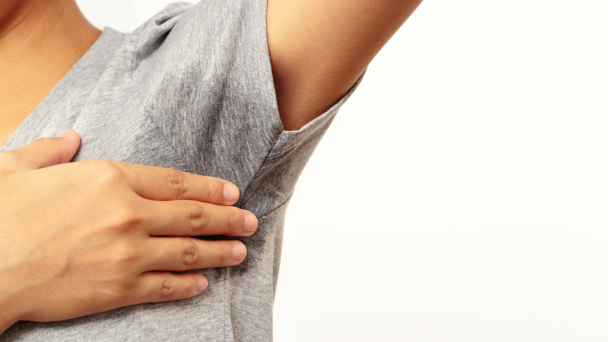 Під пахвами буде сухо, а одяг не матиме неприємного запаху та плям від поту: ось що треба робити