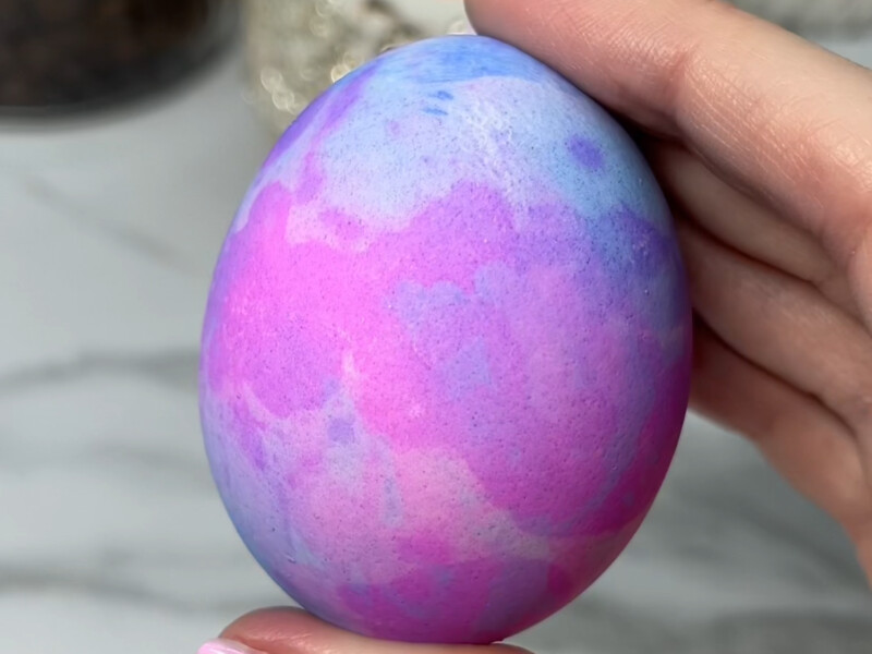 Намочіть це у воді – і результат здивує. Рецепт, як без відварів приготувати космічні крашанки