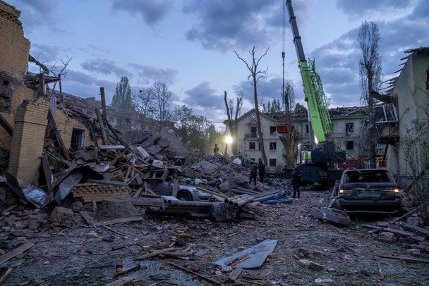 Цілеспрямований удар: у Мережі показали кадри влучання російської ракети у Києві