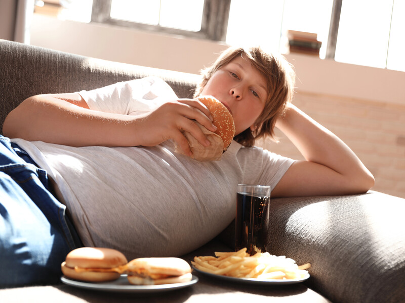 Нутриціологиня пояснила, чому брак сну провокує переїдання і порушення харчової поведінки