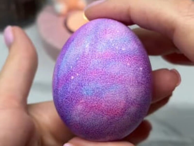Як швидко й ефектно пофарбувати яйця на Великдень за допомогою мокрих серветок. Трендовий лайфхак 2025 року