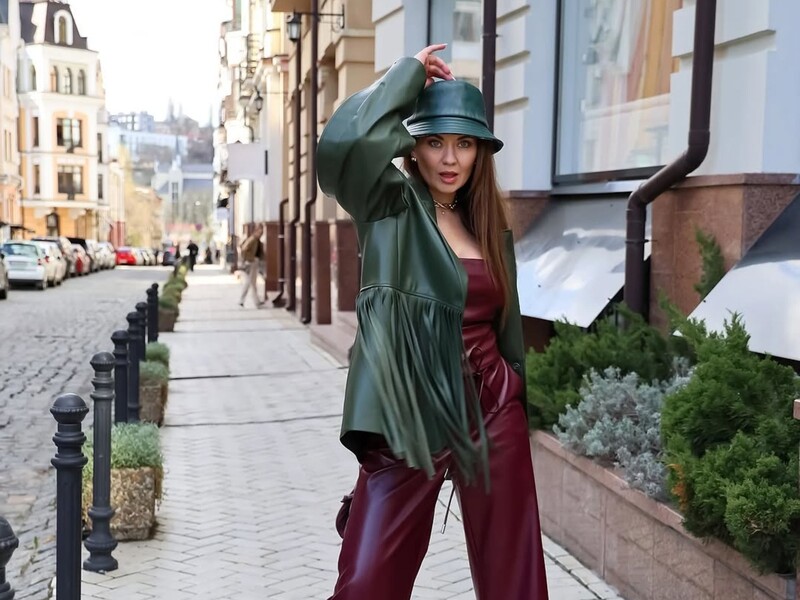 У штанах і топі кольору бургунді. Саліванчук показала знімки з нової фотосесії