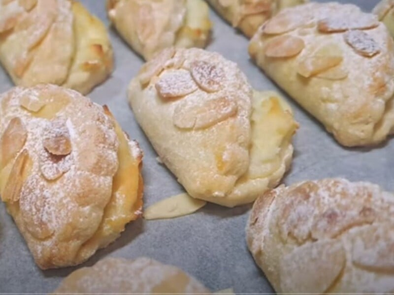 Замісіть тісто за цим рецептом – і печиво із сирною начинкою вийде неймовірно смачним і ніжним