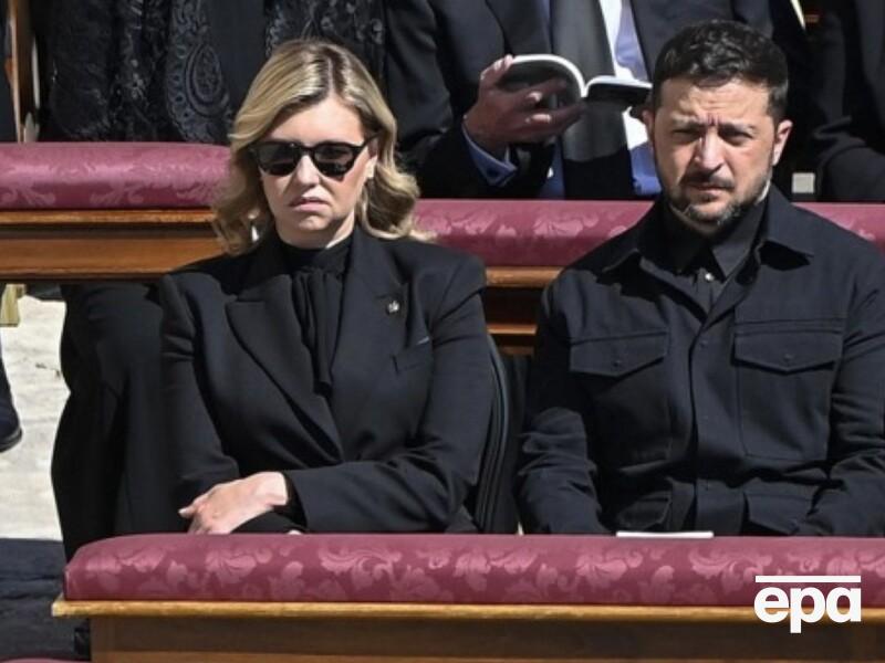 "Стриманий, але стильний". Зеленський уперше за час війни з'явився на публіці у костюмі. Фото