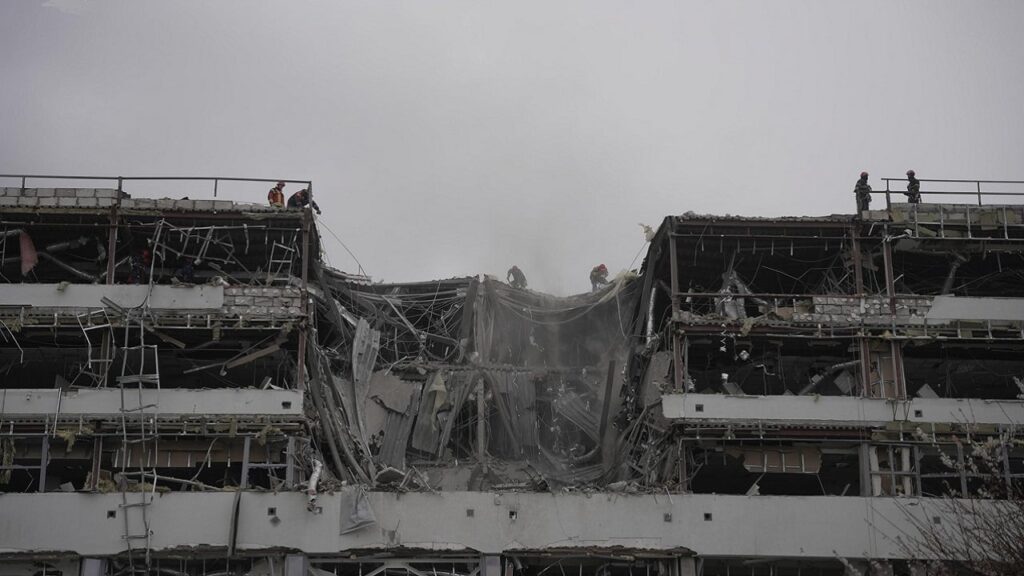 Зруйновано бізнес-центр і склади: фото наслідків ракетної атаки на Київ