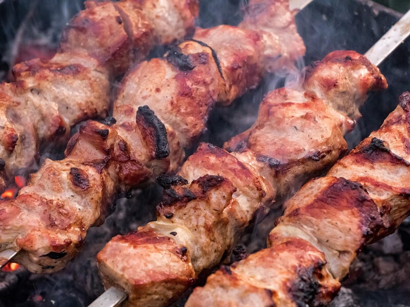 "Соковиті шматки, мінімум спецій – максимум смаку". Як зробити шашлик дуже смачним